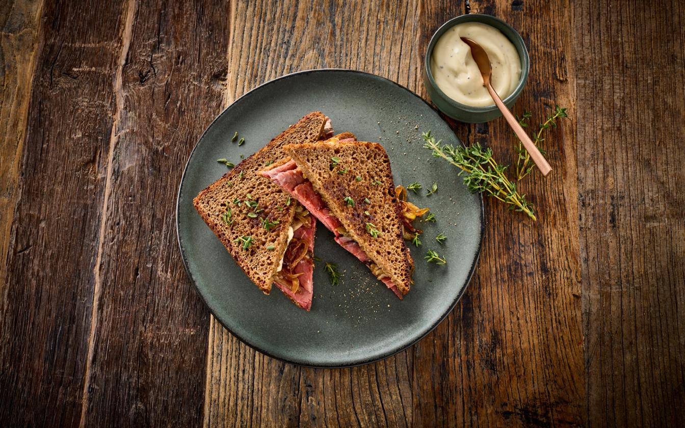 Rugbrødstoast med roastbeef