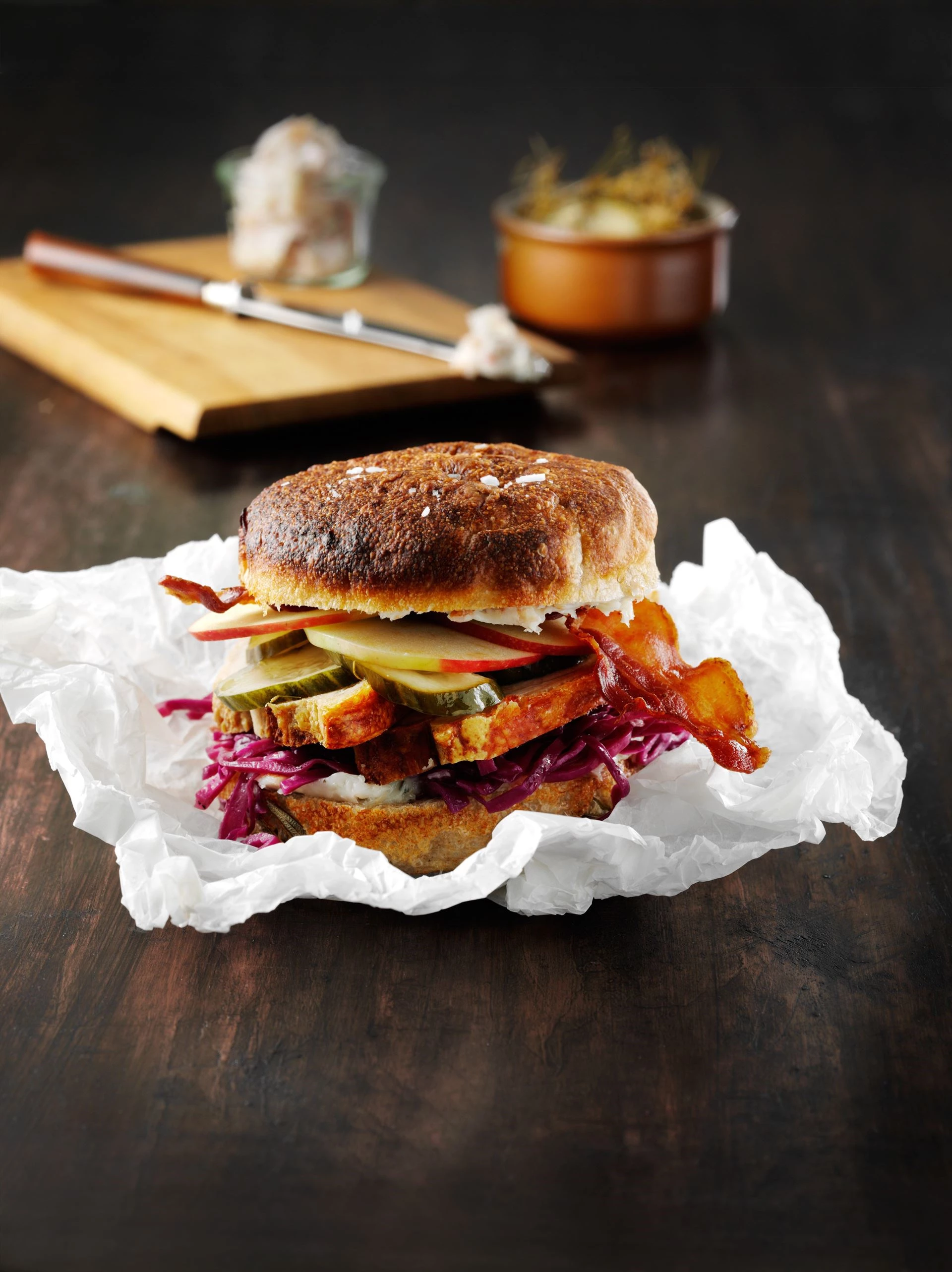 Flæskestegssandwich med baconbolle