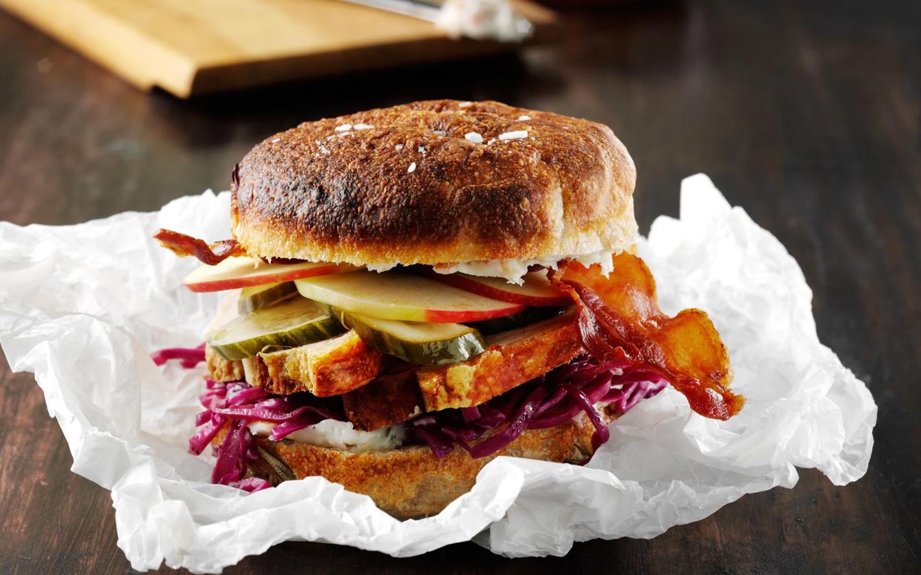 Flæskestegssandwich med baconbolle