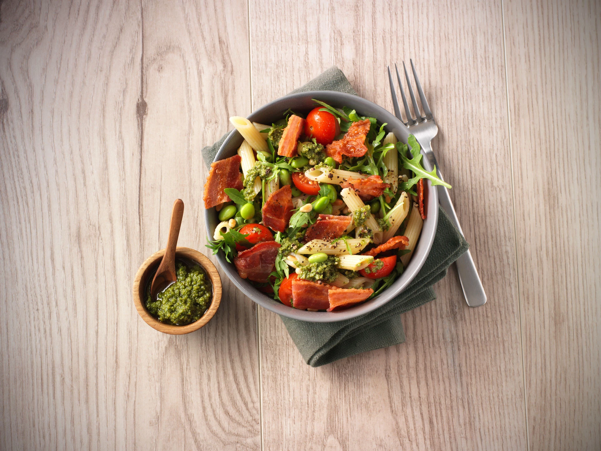 Pastasalat med bacon og pesto