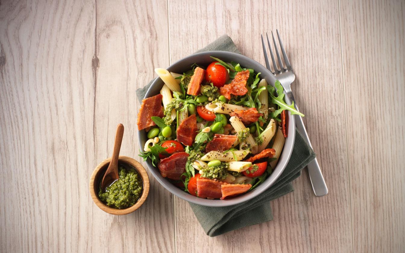 Pastasalat med bacon og pesto