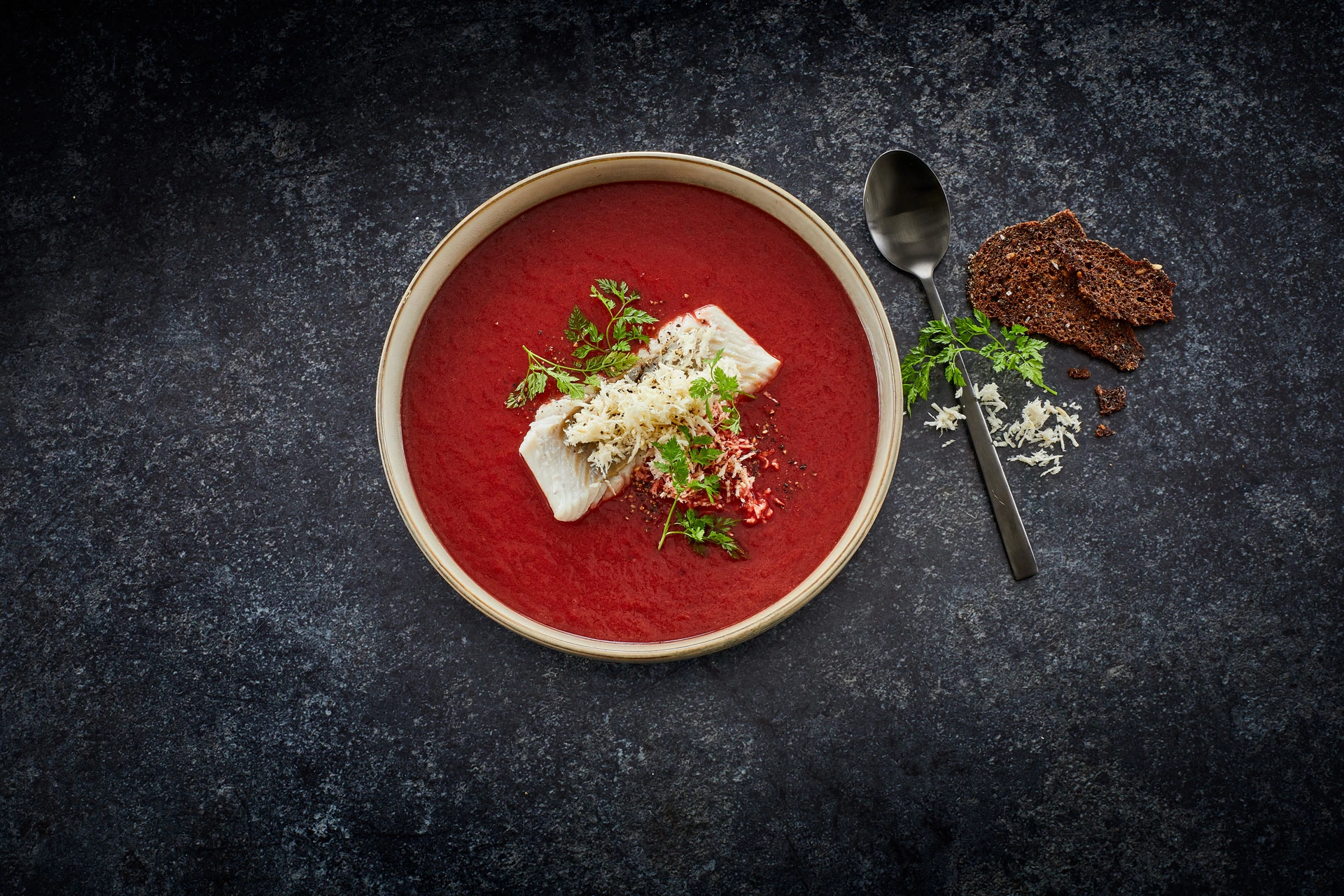 Rødbedesuppe med torsk og peberrod