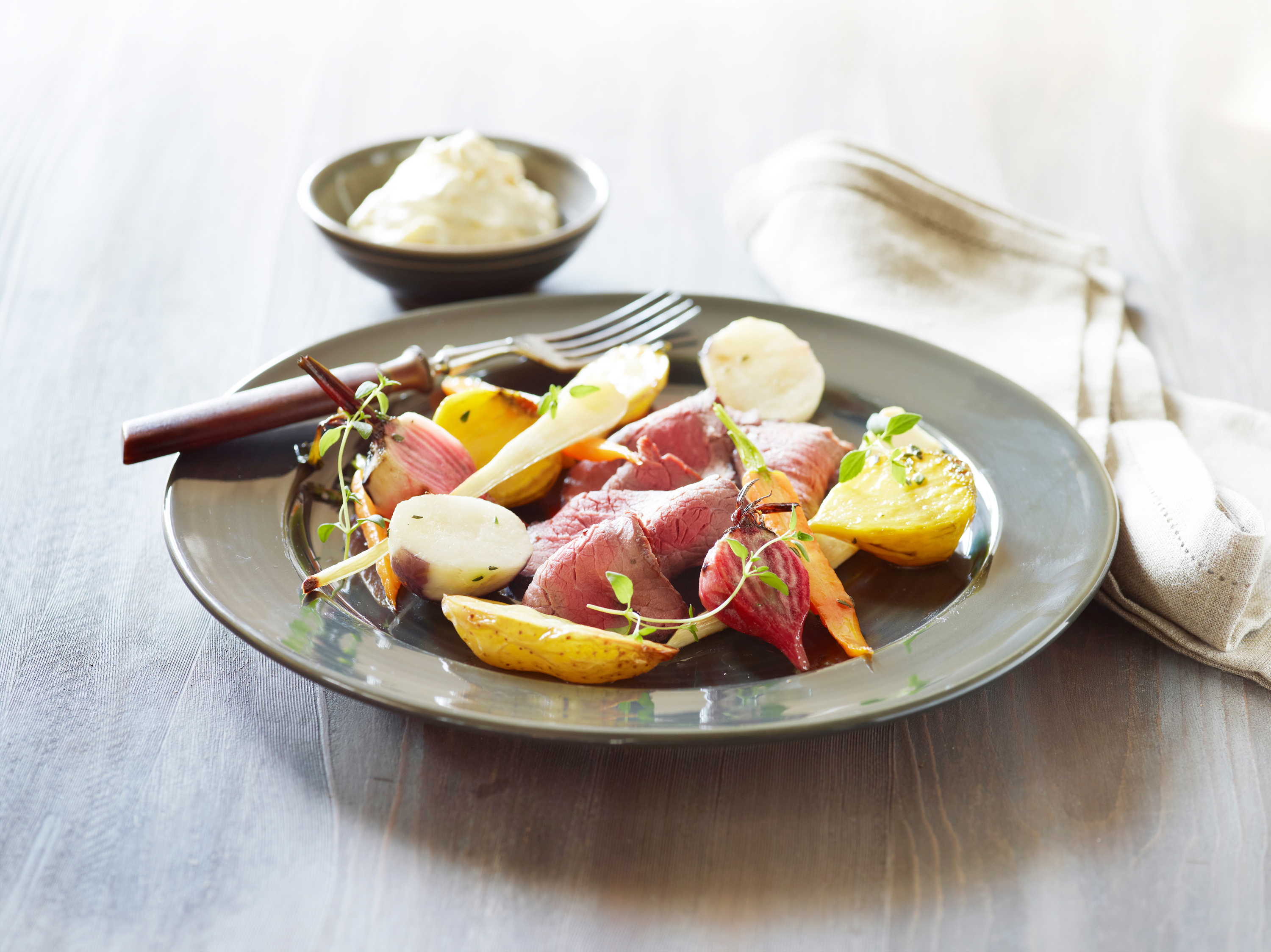 Roastbeef med rodfrugter og peberrodscreme