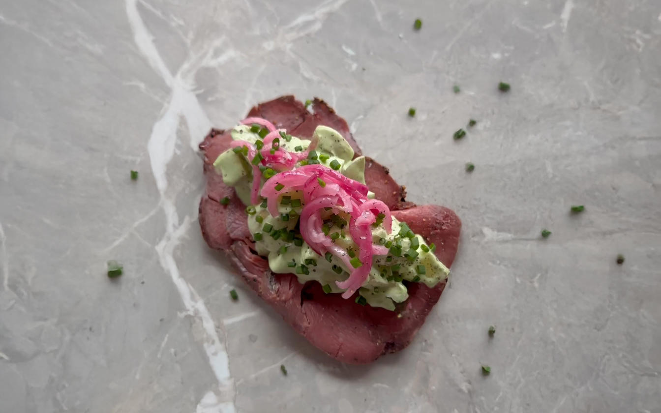Roastbeefsmørrebrød med kartoffelsalat og urtecreme