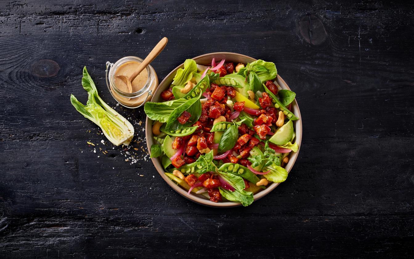 Asiatisk inspireret salat med Hot Honey Bacon Cubes