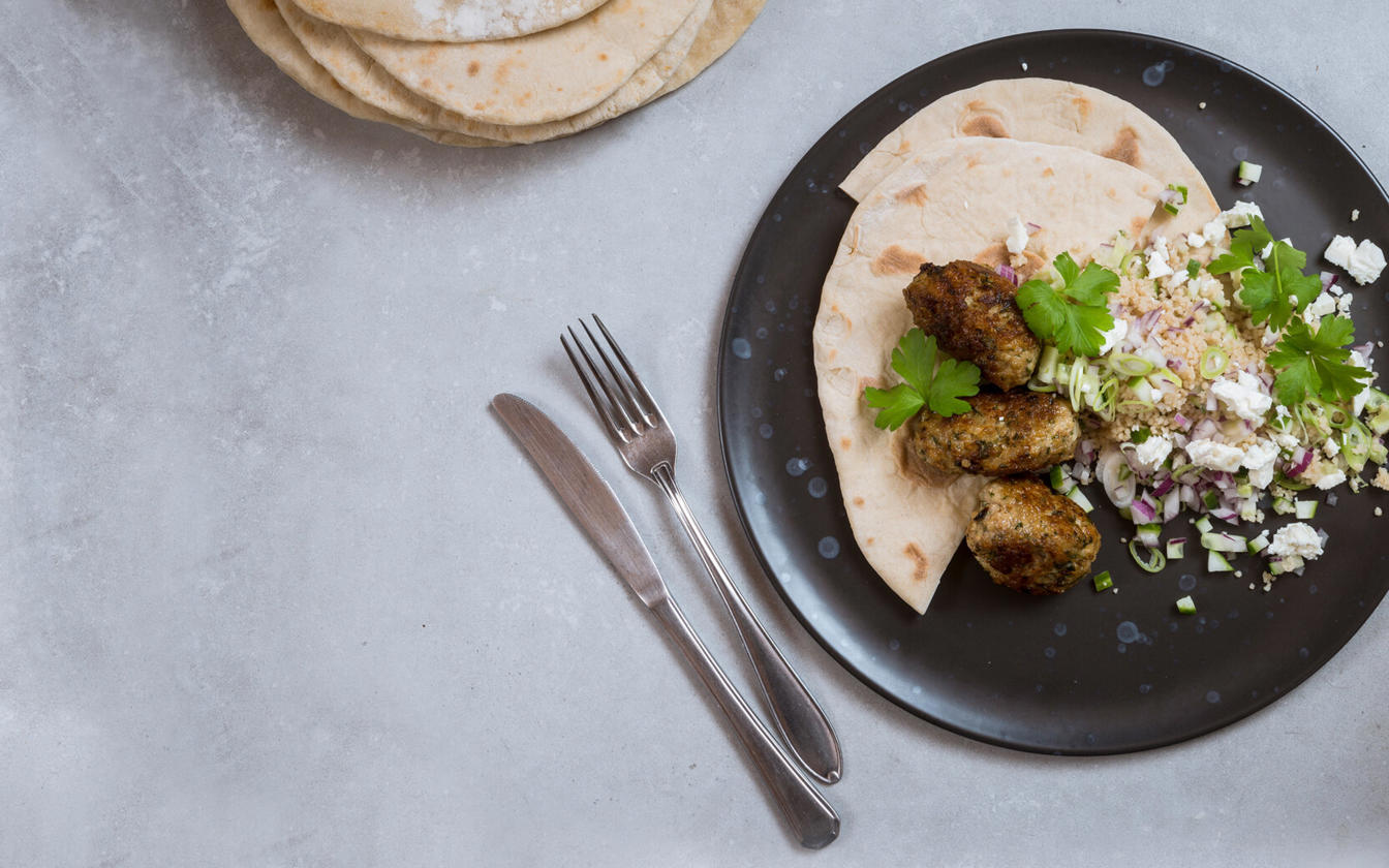 Frikadeller med urter, couscous og fladbrød