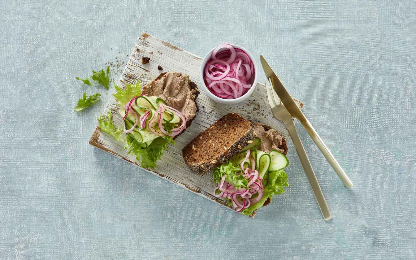 Rugbrødssandwich med kyllingepostej