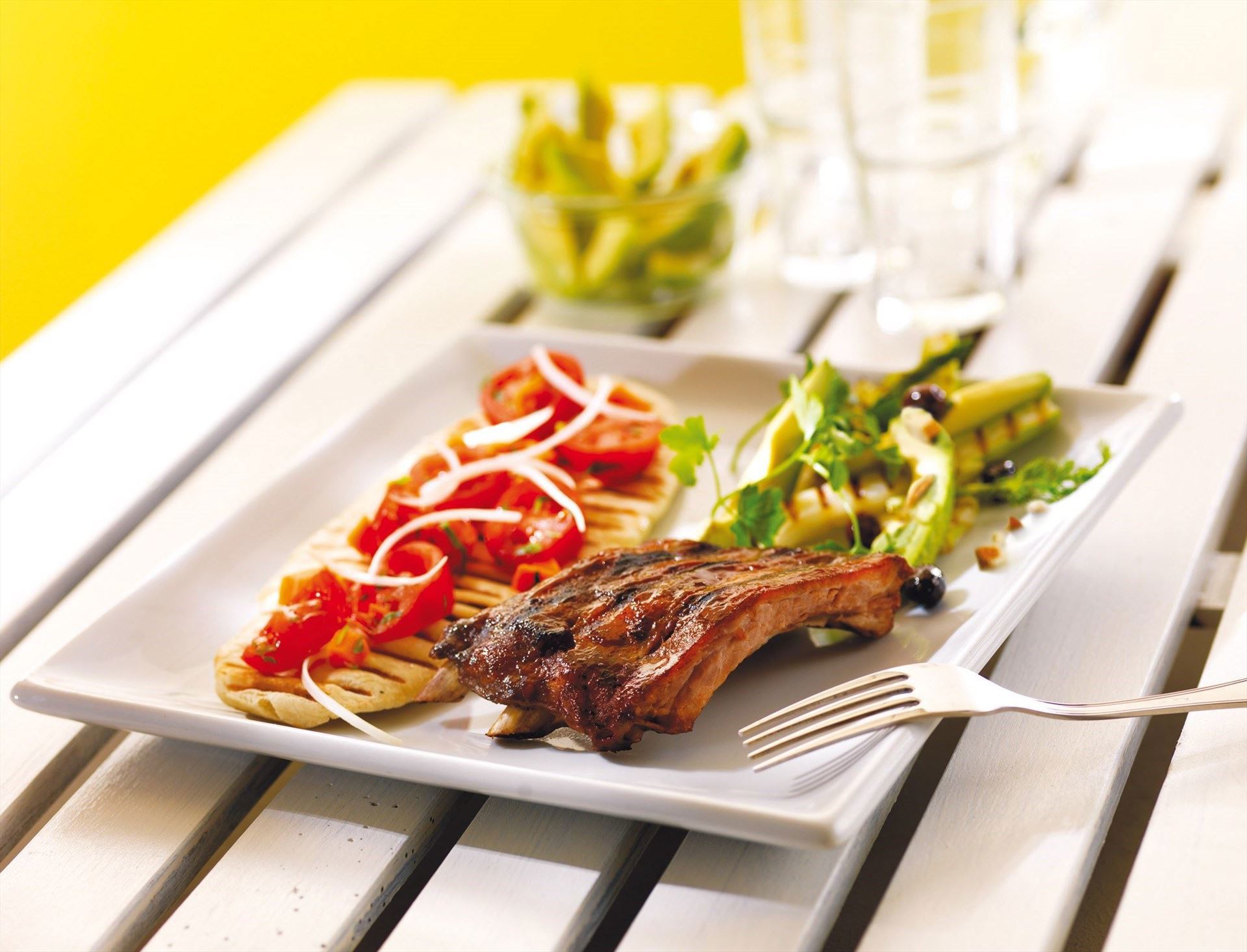 Spareribs med grillsalat og tomatsalsabrød