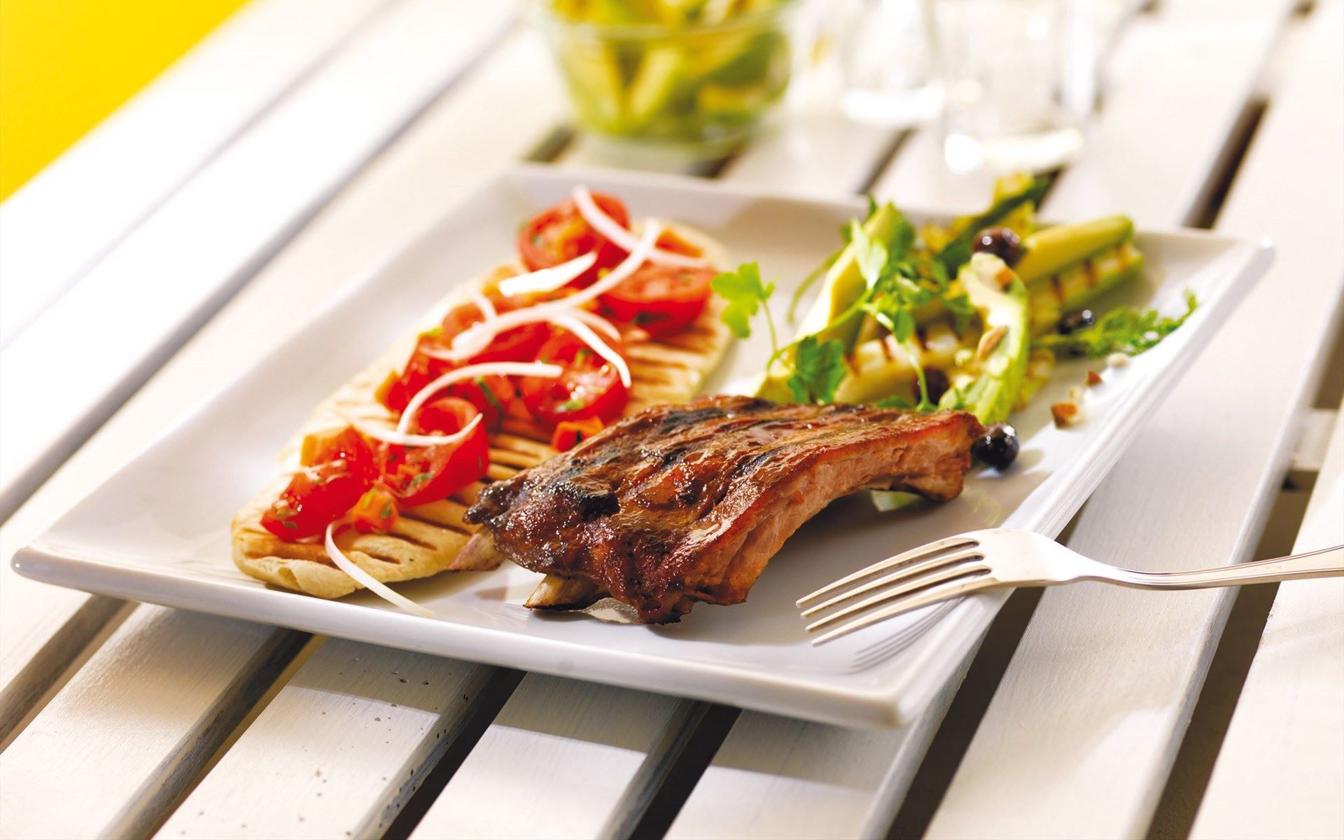 Spareribs med grillsalat og tomatsalsabrød