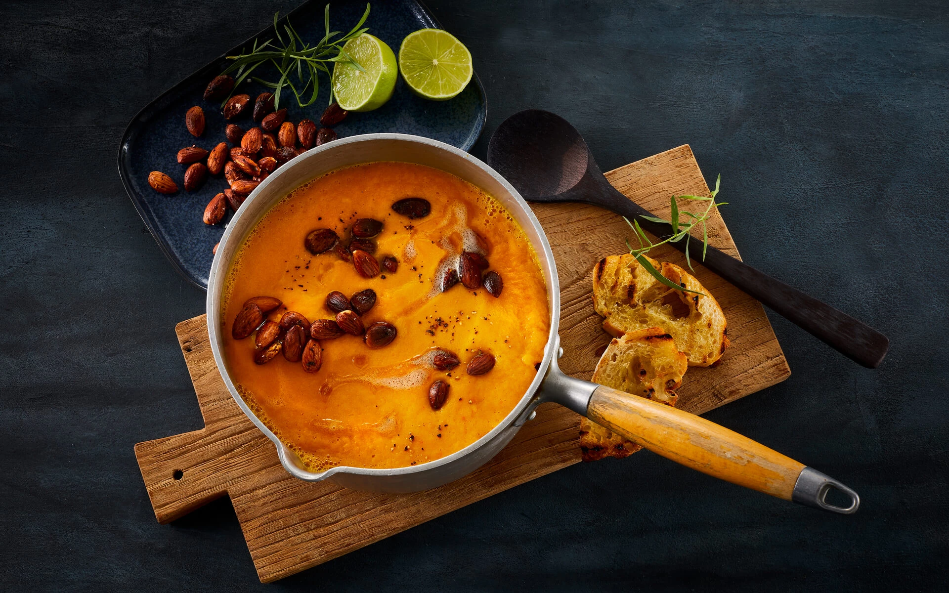 Gulerodssuppe med mandler