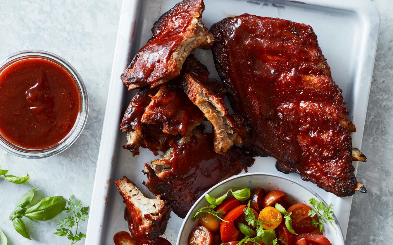 Grillede kamben med BBQ sauce og tomatsalat