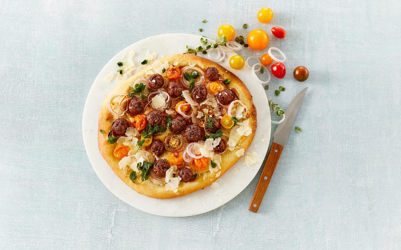 Pizza med krydrede farsboller