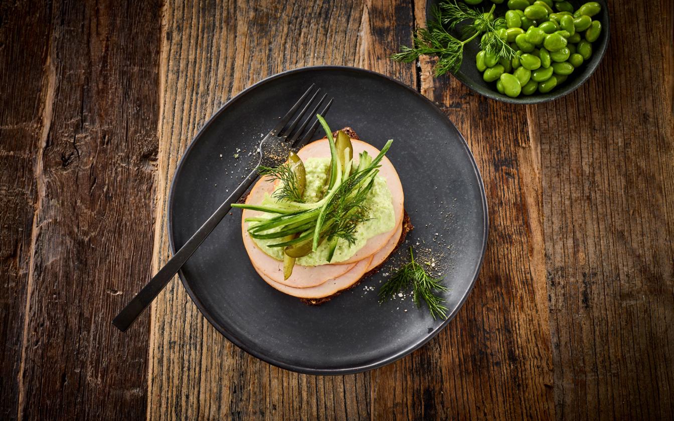 Smørrebrød med kalkunbryst og edamamepuré