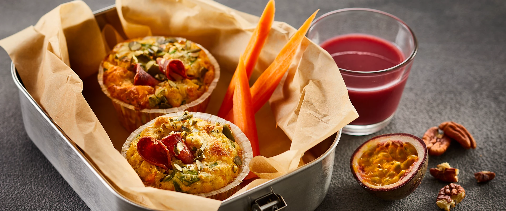 Madmuffins med spinat og hvidløgsspegepølse