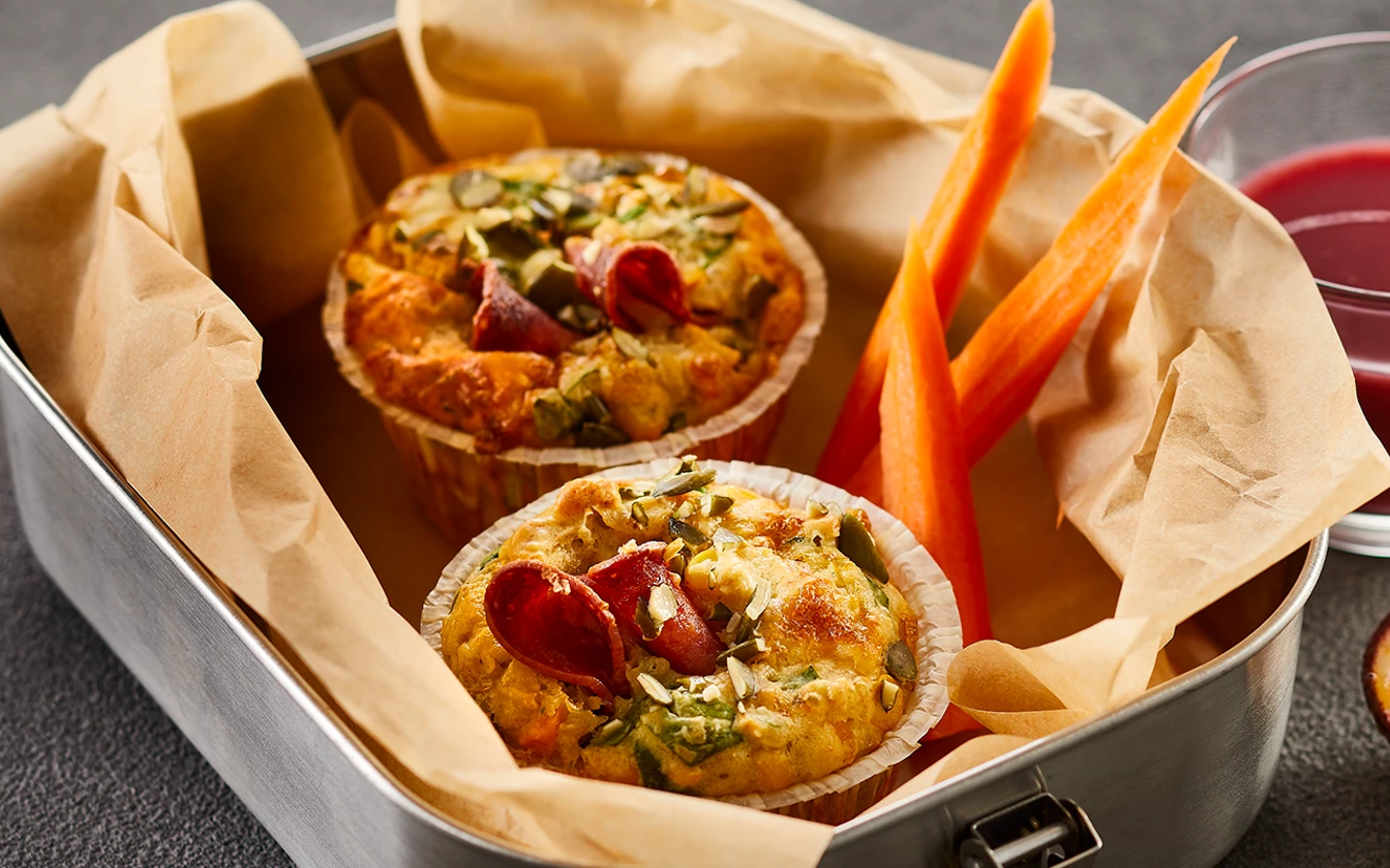 Madmuffins med spinat og hvidløgsspegepølse