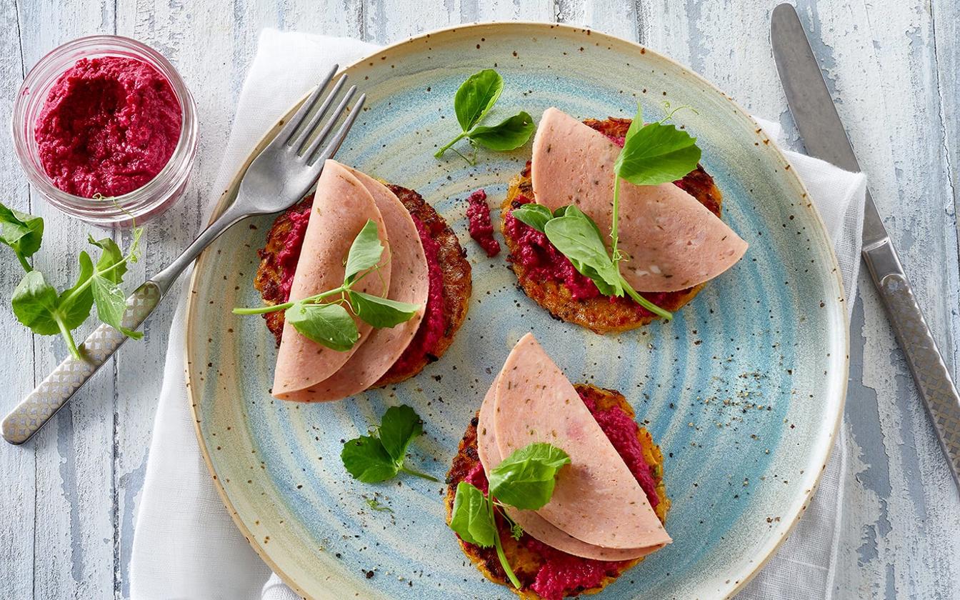 Rodfrugt rösti med rødbedehummus og jægerpølse