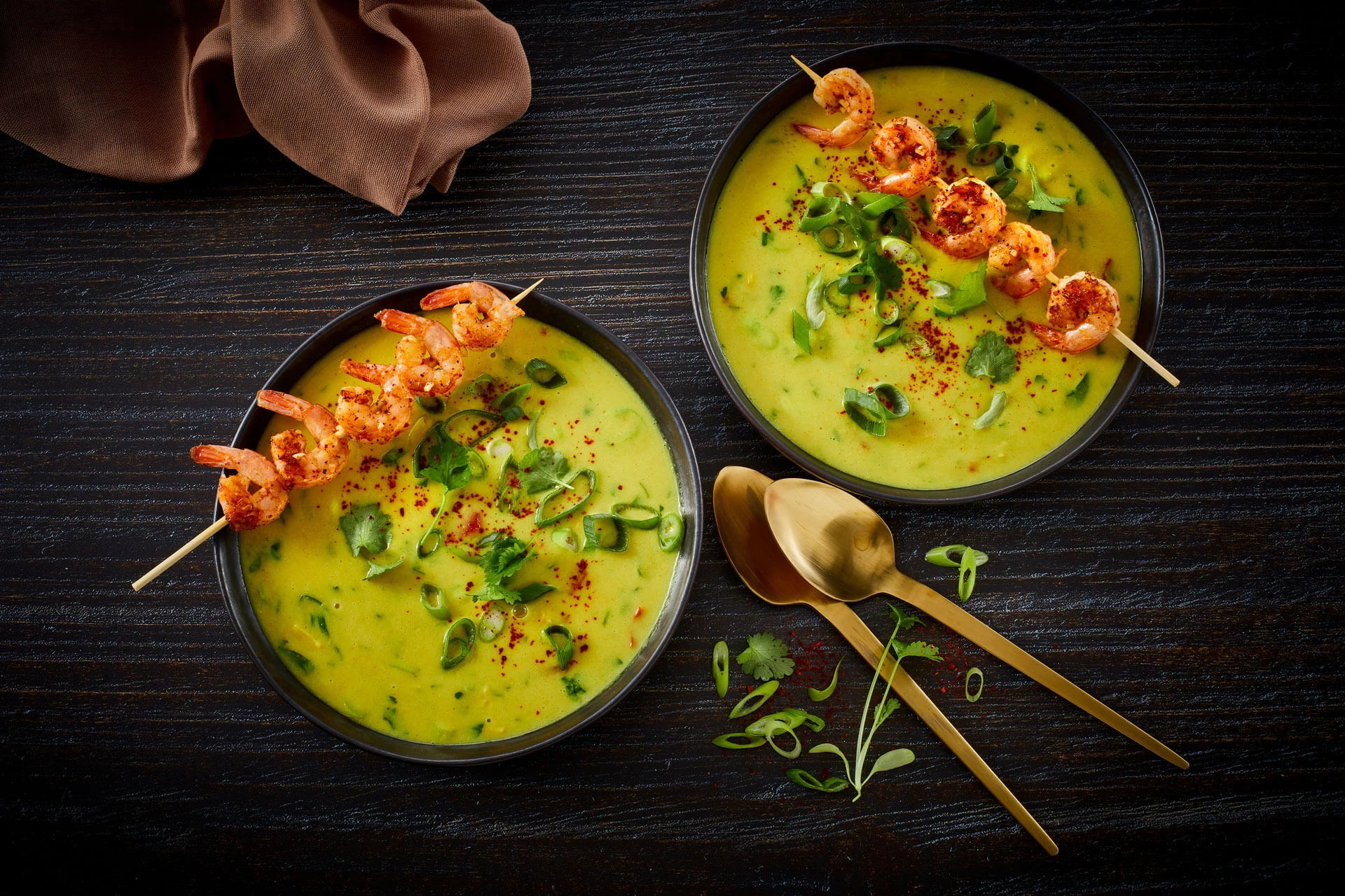 Karrysuppe med chili-hvidløgsrejer