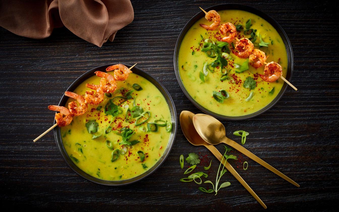 Karrysuppe med chili-hvidløgsrejer