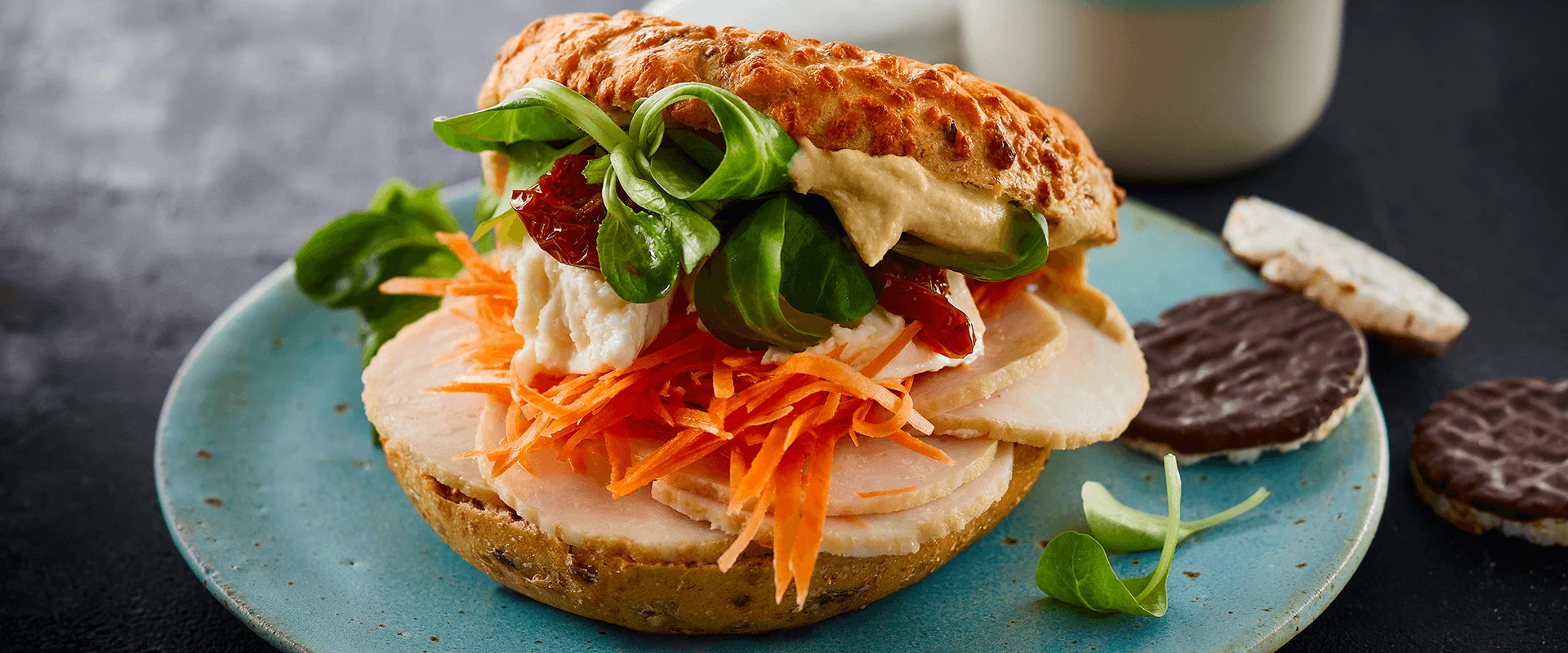 Bagel med kylling og hummus