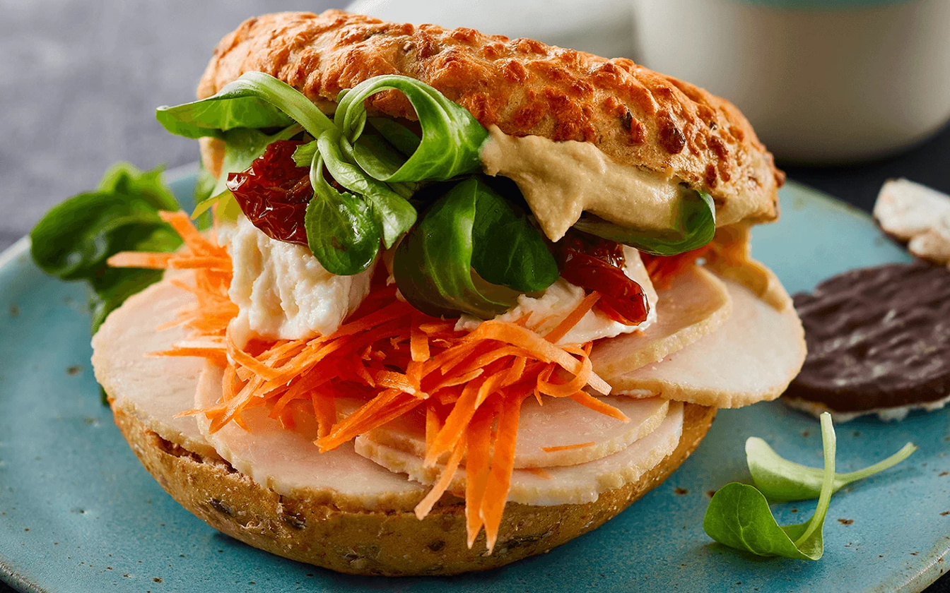 Bagel med kylling og hummus