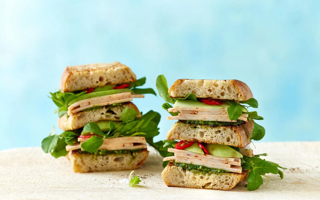 Grillet sandwich med kylling og pesto