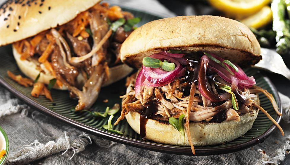 BBQ-burgare med pulled pork och syrad rödlök