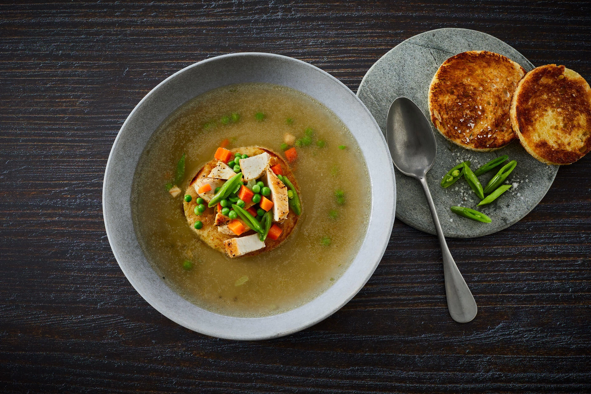 Hønsekødssuppe med stegt kylling