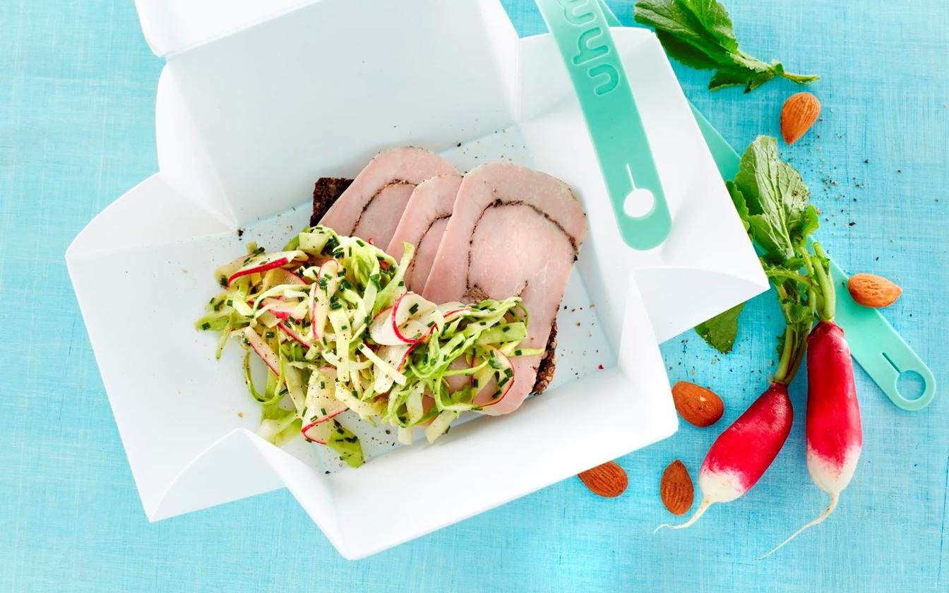 Rugbrød med rullepølse og radisesalat