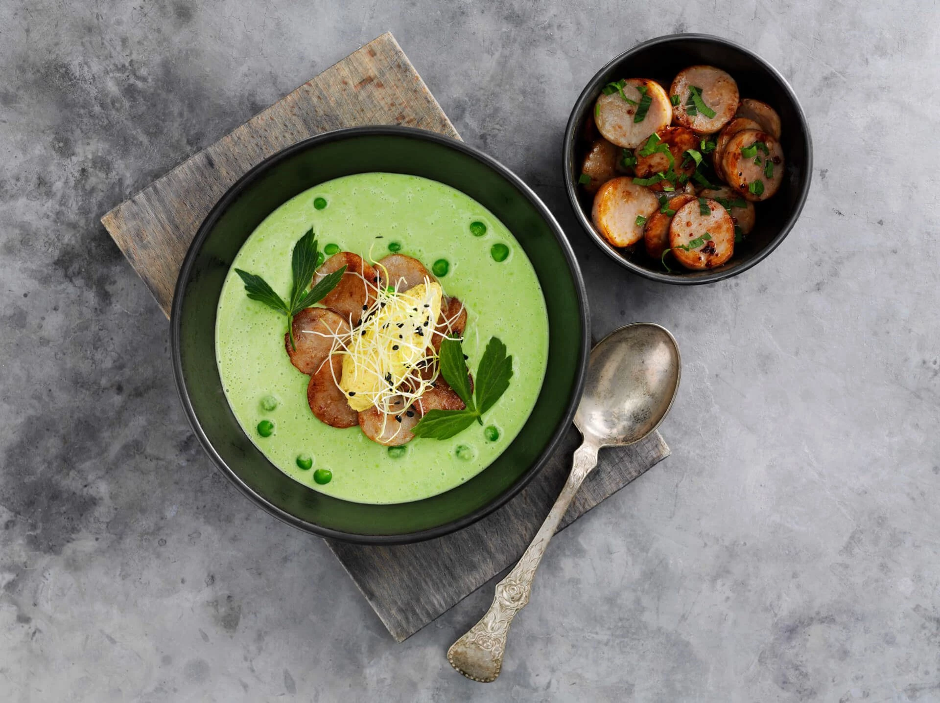 Ristet medister i grøn suppe