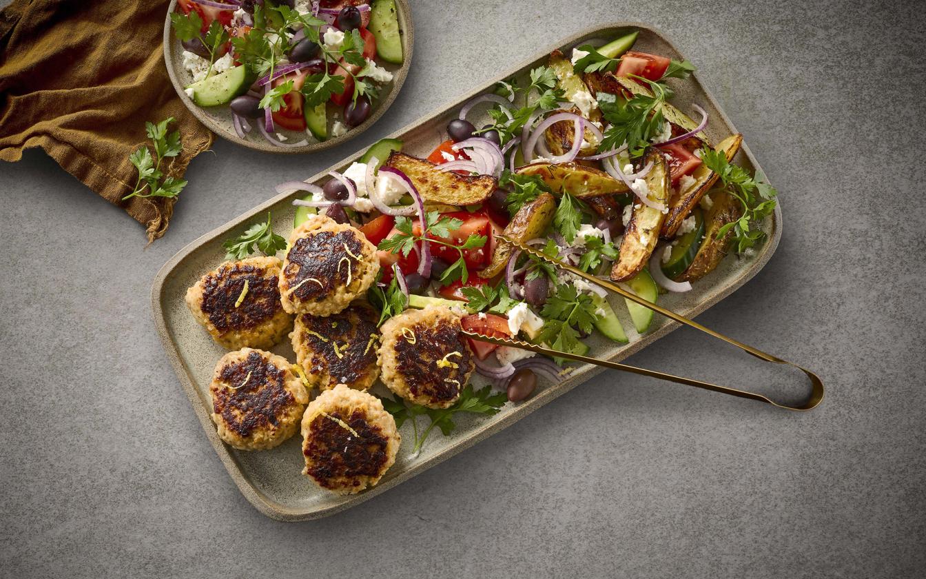 Frikadeller og græsk salat med bagte kartofler