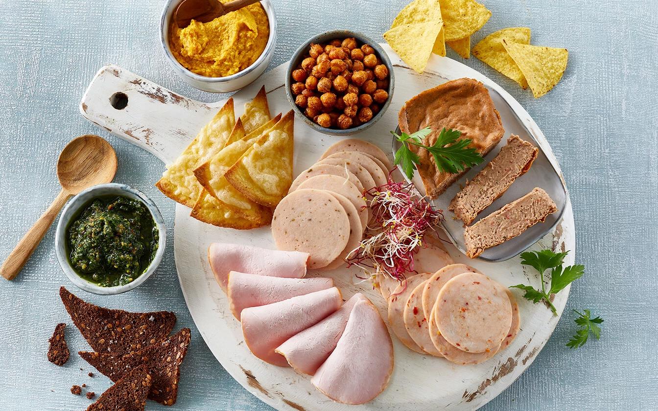 Tapasbræt med gulerodshummus og persillepesto