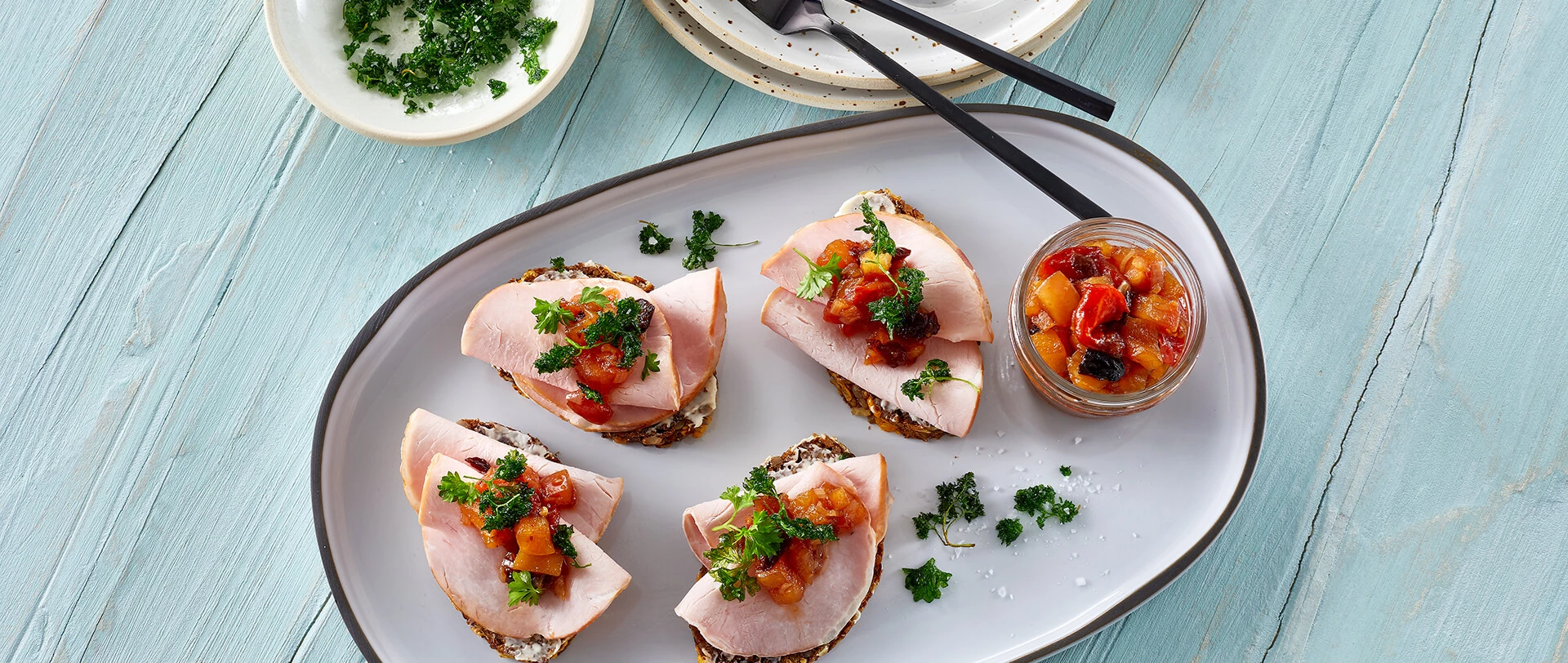 Rugbrød med hamburgerryg, æblekompot og friteret persille