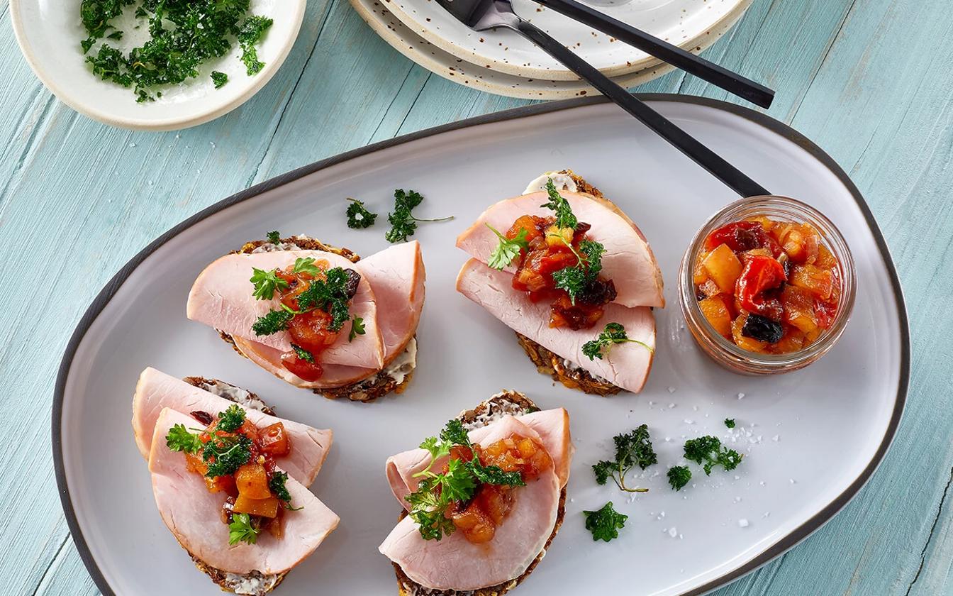 Rugbrød med hamburgerryg, æblekompot og friteret persille