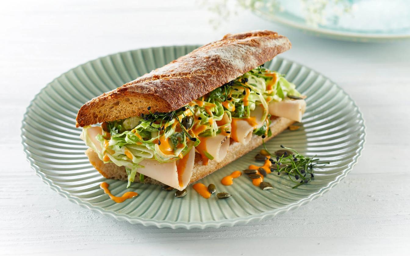 Baguette med kyllingebryst og råkost med æble