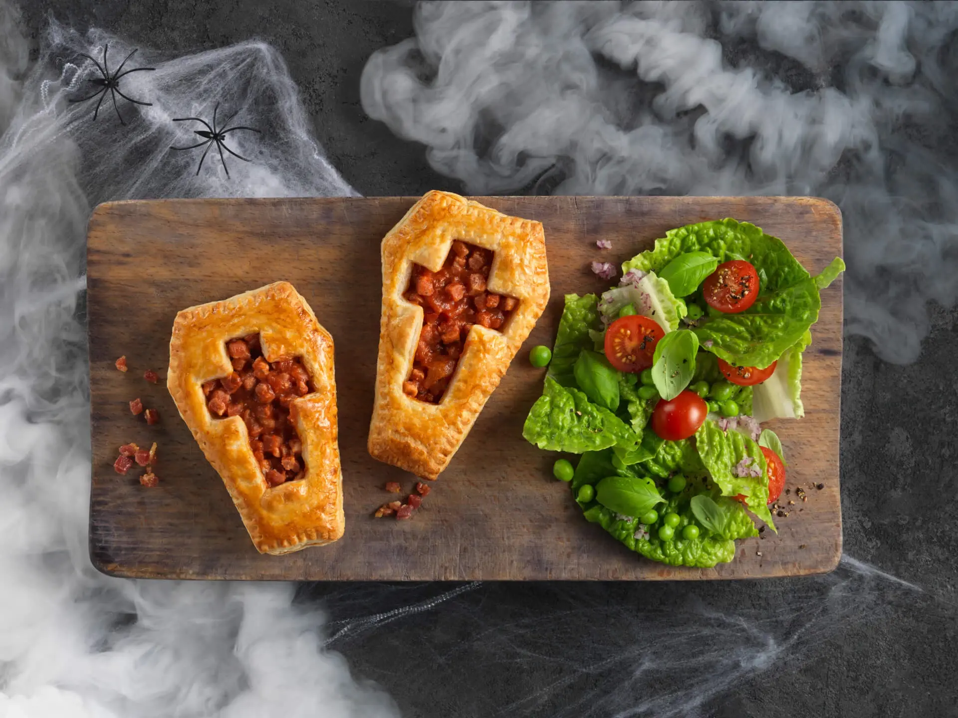 Gefüllte Särge mit Bacon und Tomate