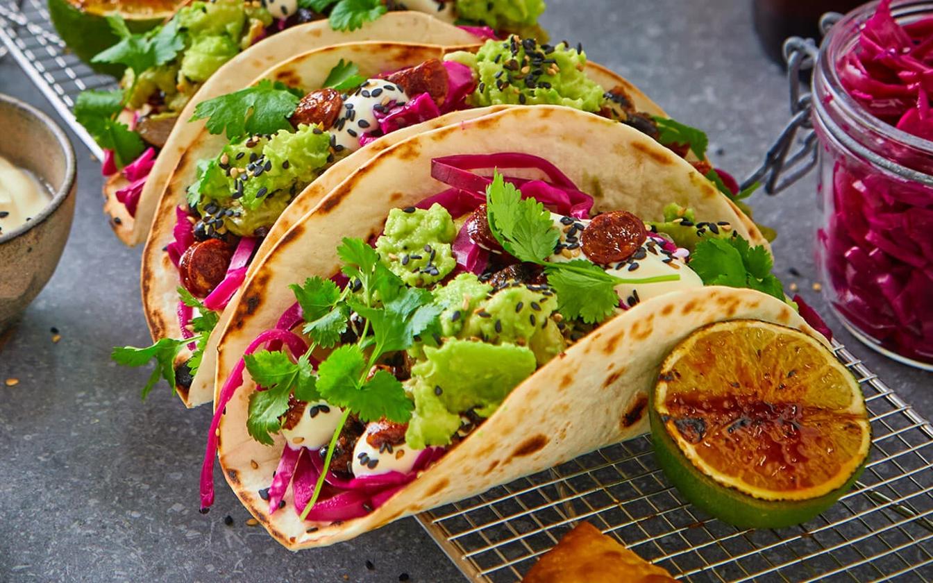 Black bean taco med krispig salamitopping