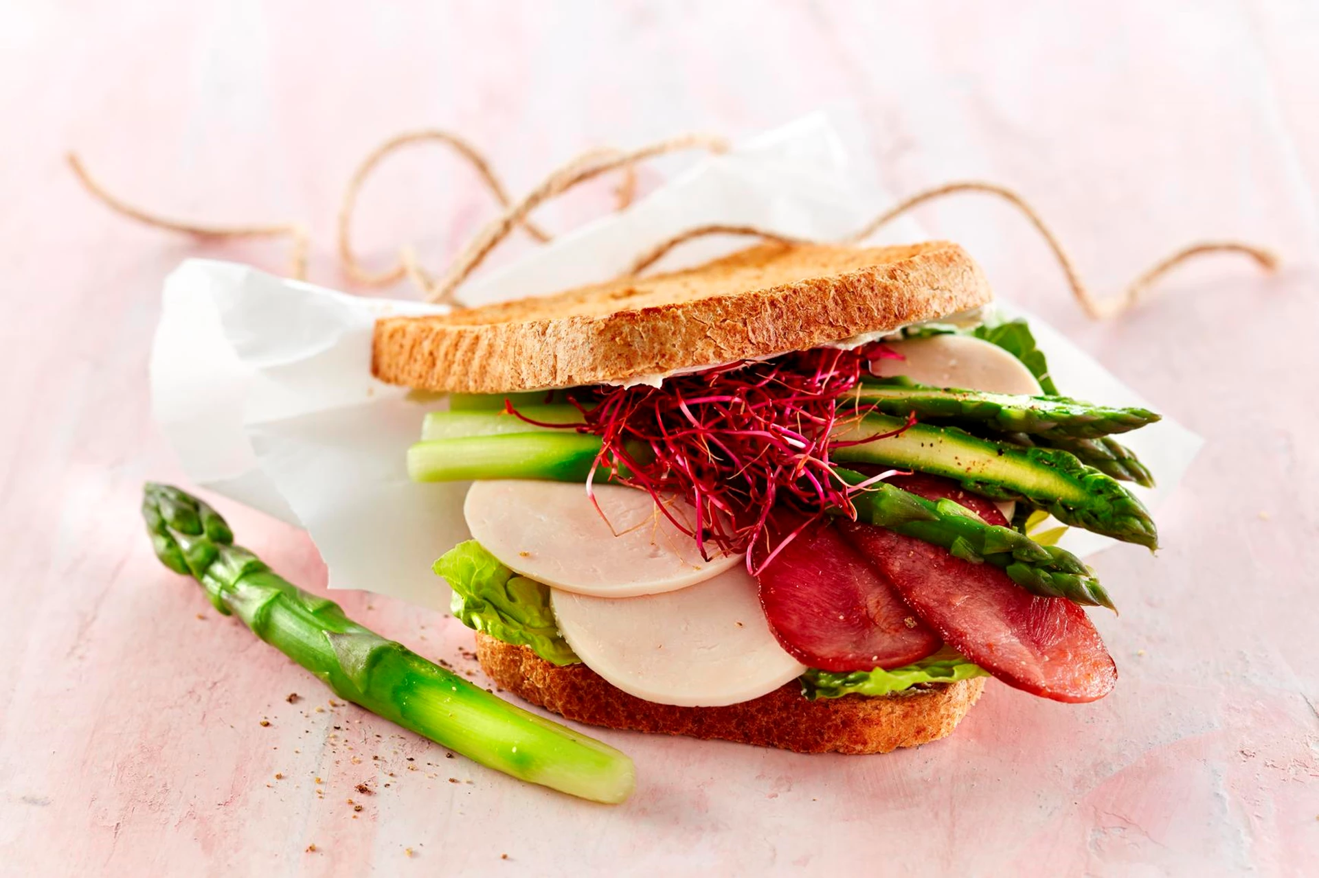 Sandwich med kyllingebryst og kalkunbacon