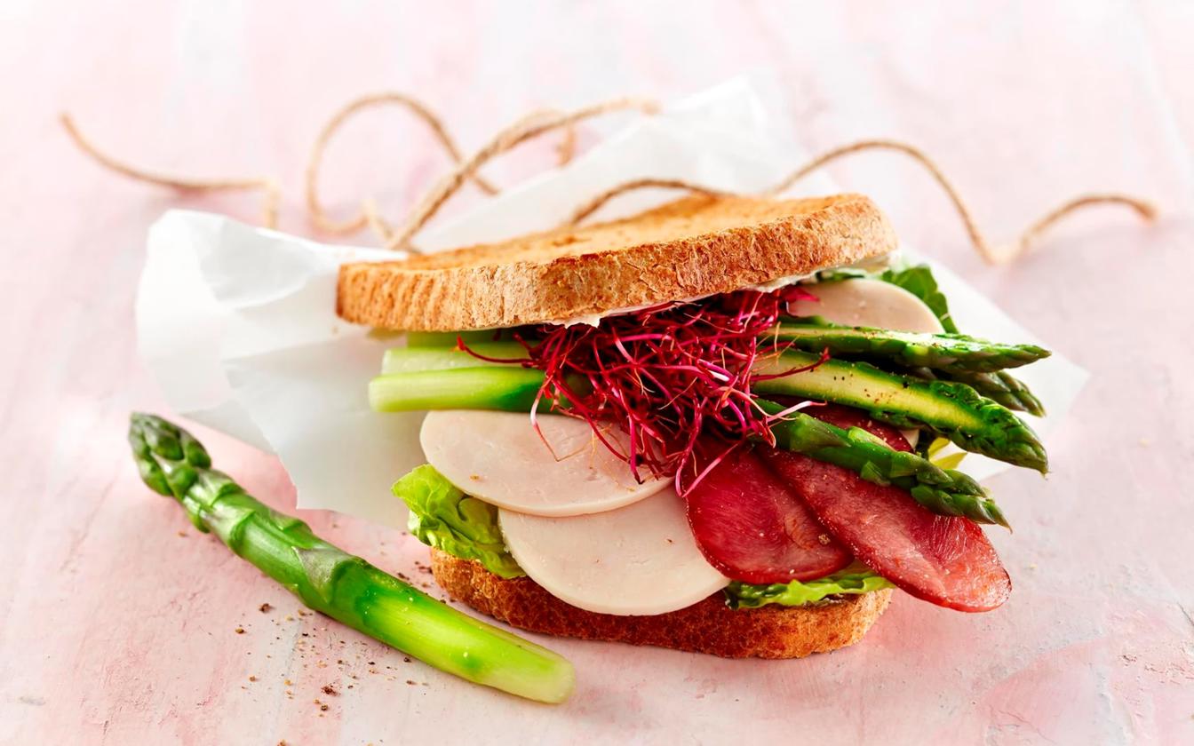 Sandwich med kyllingebryst og kalkunbacon