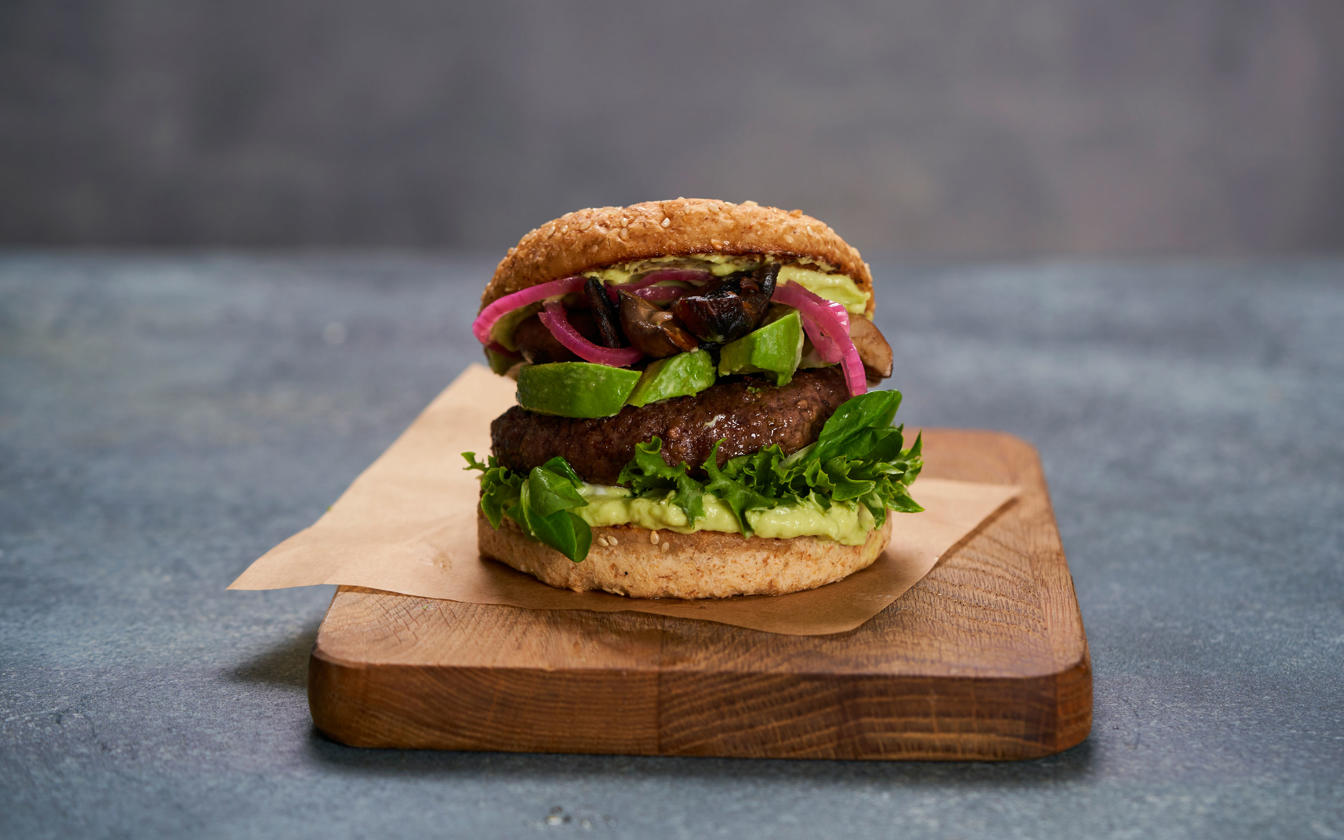 Burger med avocadodressing