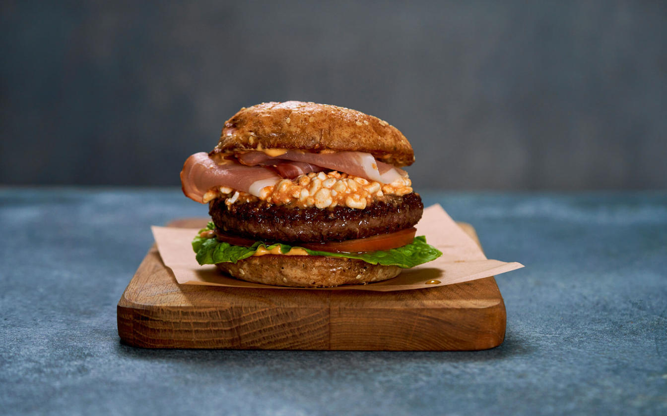 Burger med røget skinke og hytteost