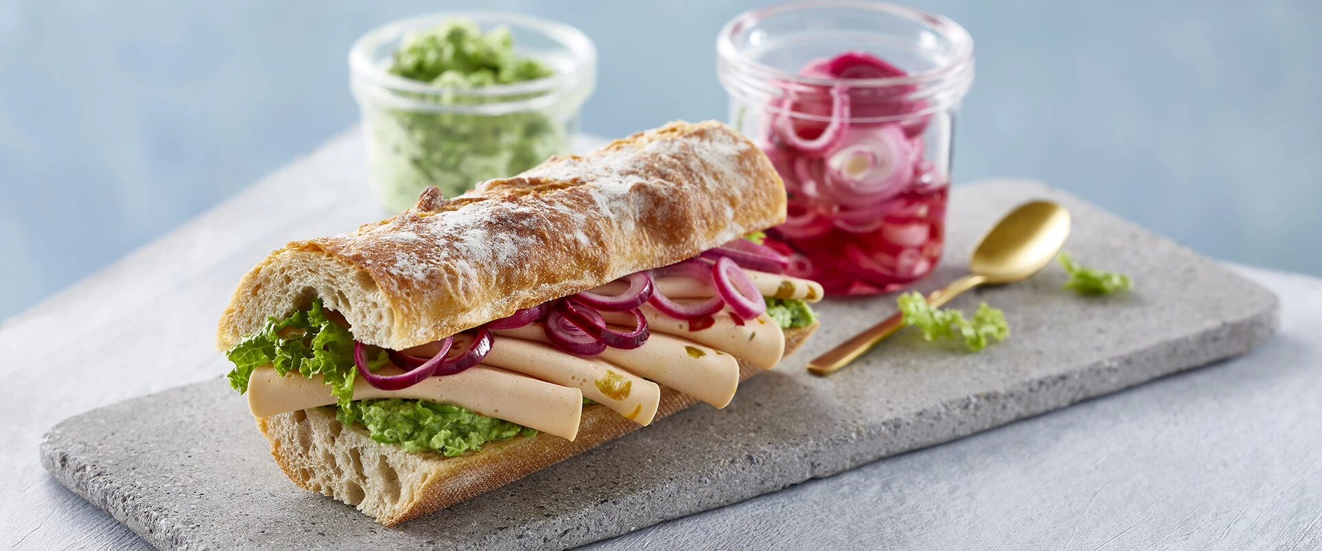 Baguette med veggie pålæg, syltede rødløg og ærtepuré
