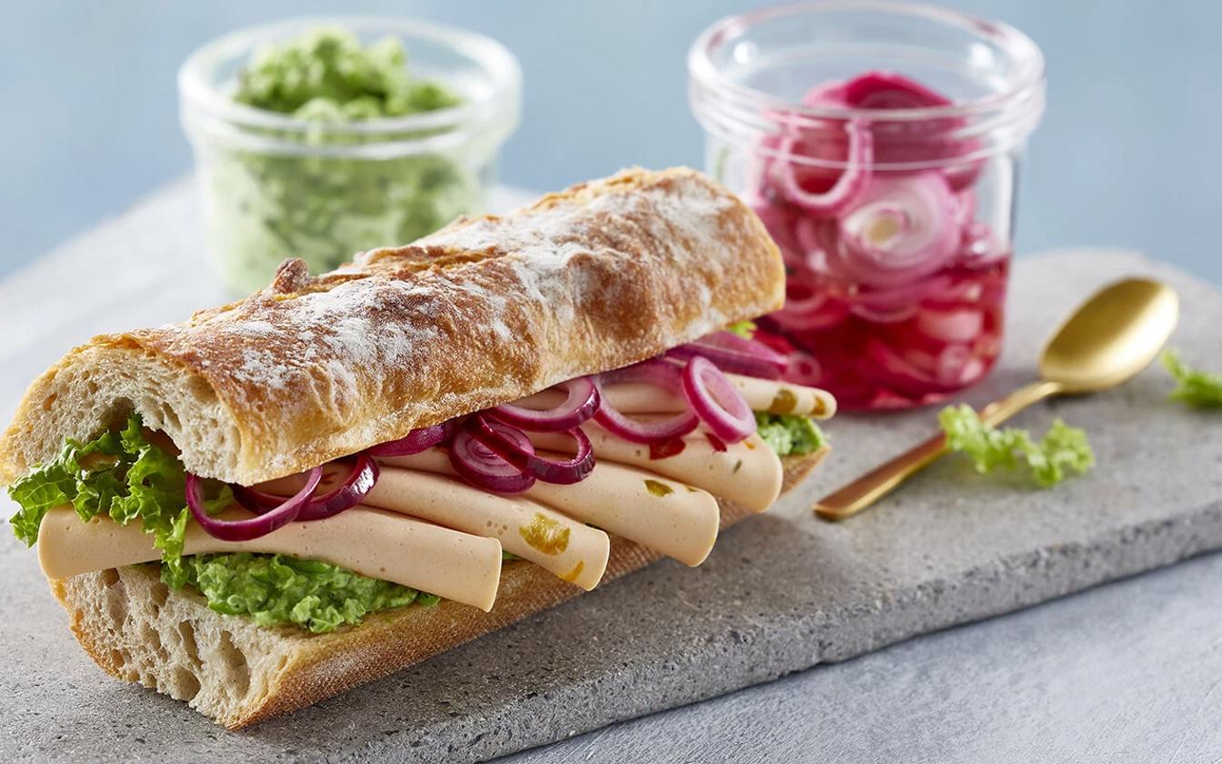 Baguette med veggie pålæg, syltede rødløg og ærtepuré