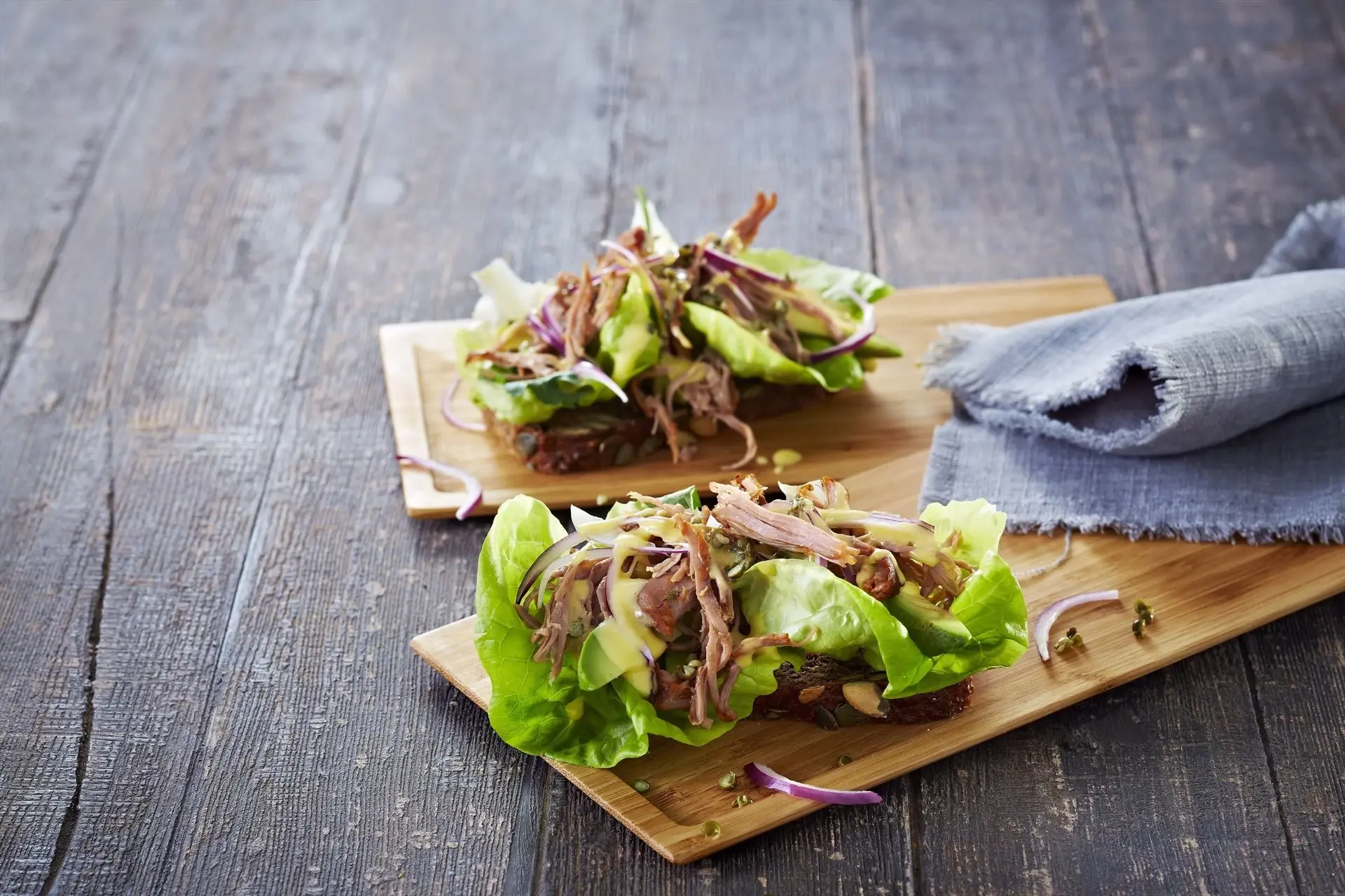 Rågbröd med pulled turkey och avokado