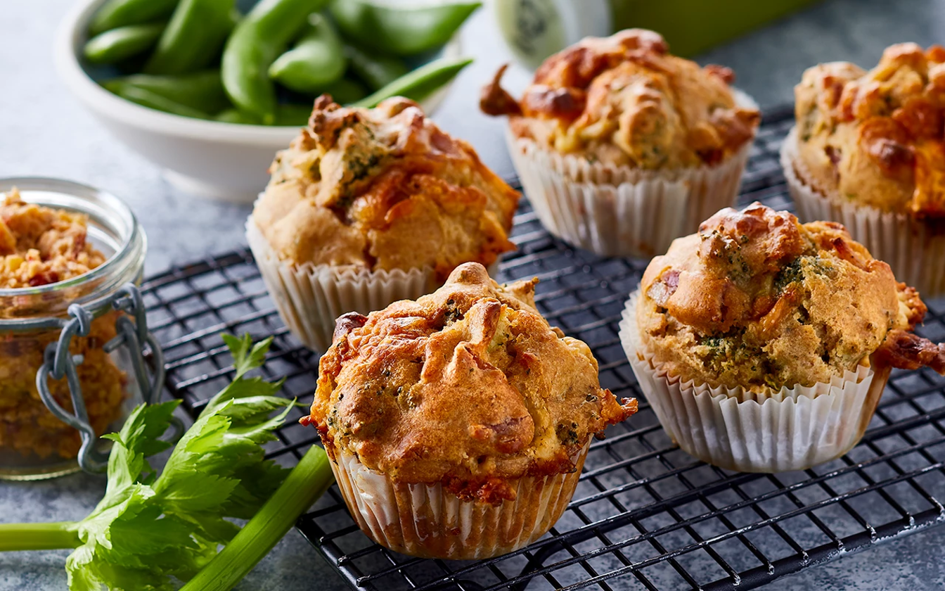 Grøntsagsmuffins med broccoli, ost og rullepølse