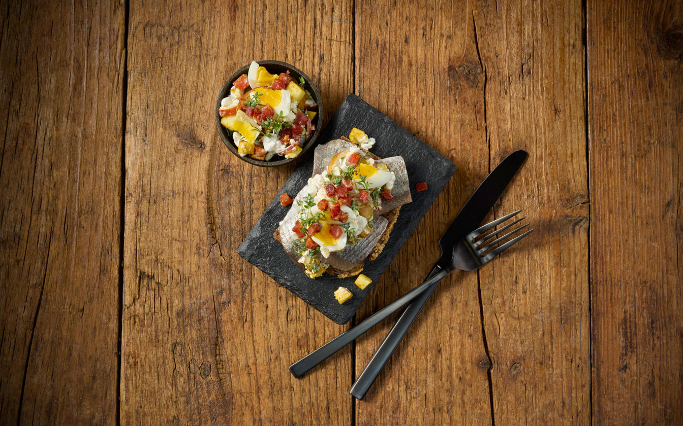 Sildemad med sprød karrysalat