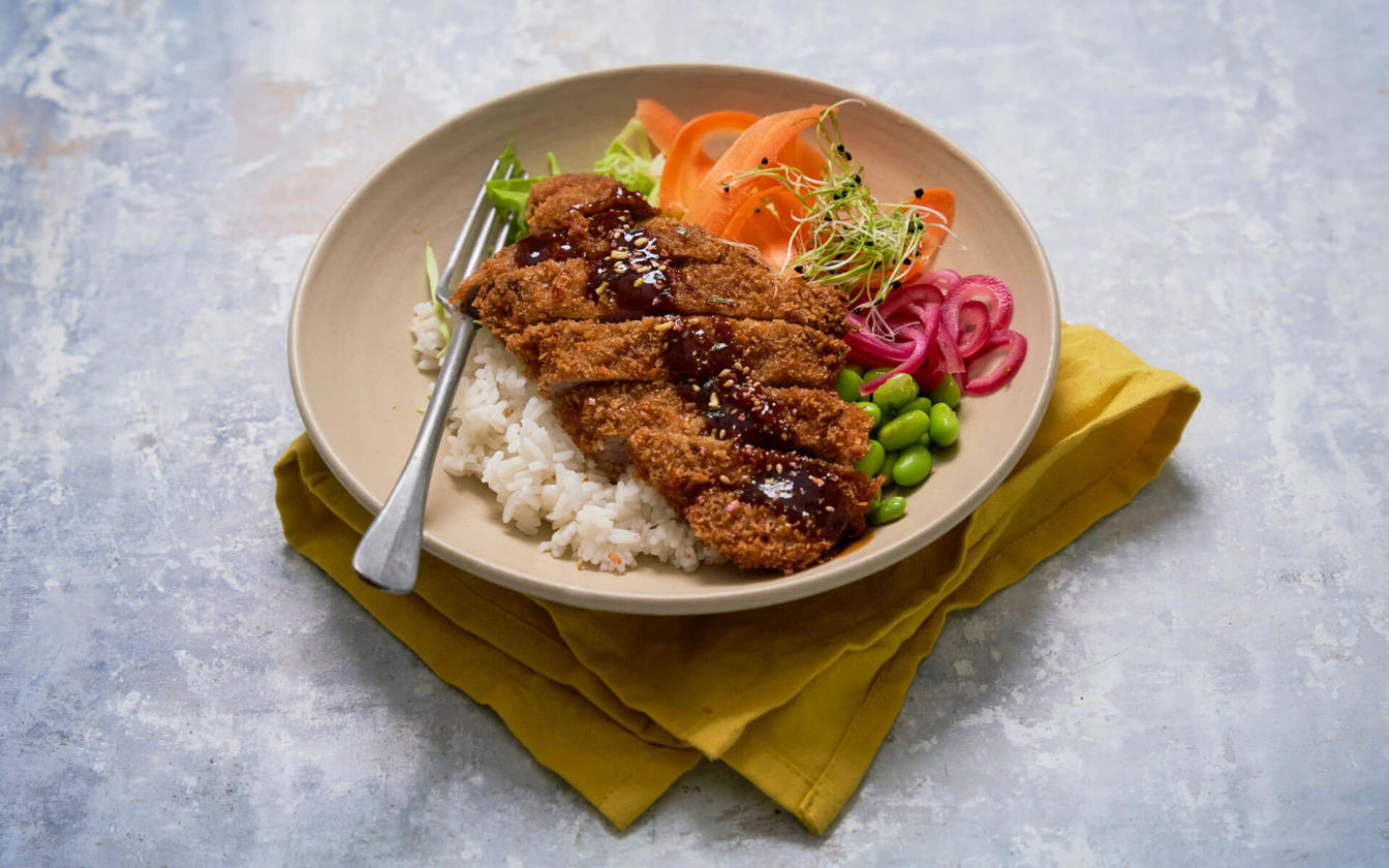 Japansk-inspireret bowl med kalveschnitzler