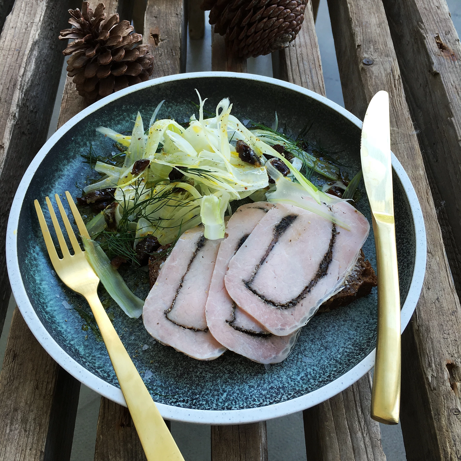 Rullepølsemad med fennikelsalat og svesker