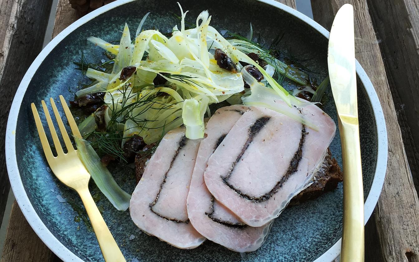 Rullepølsemad med fennikelsalat og svesker