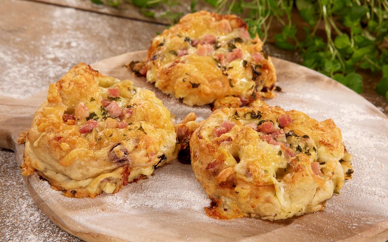 Pizzasnurrer med hvit saus og bacon