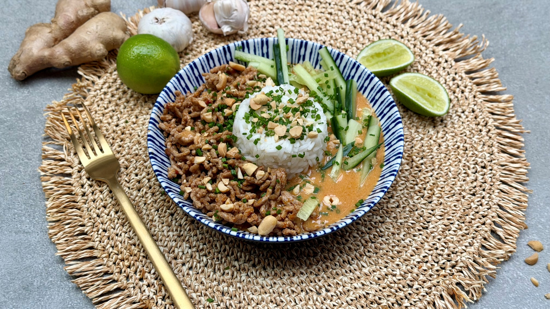 Wok-bowl med spicy kød, rød karrysauce og ris